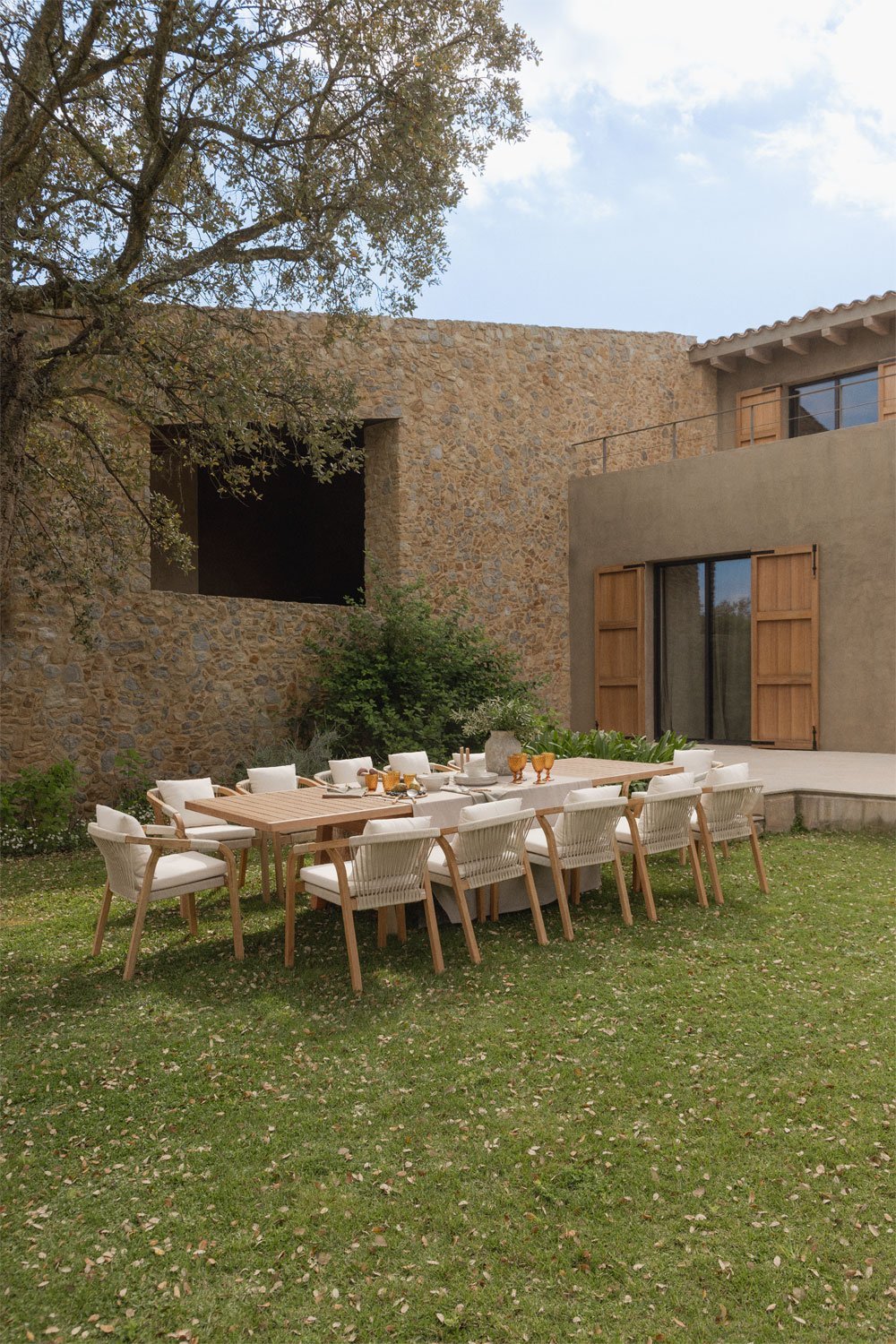Set de mesa extensible rectangular 200-260-320x100 cm y 12 sillas de jardín con reposabrazos en madera de acacia Dubai , imagen de galería 1