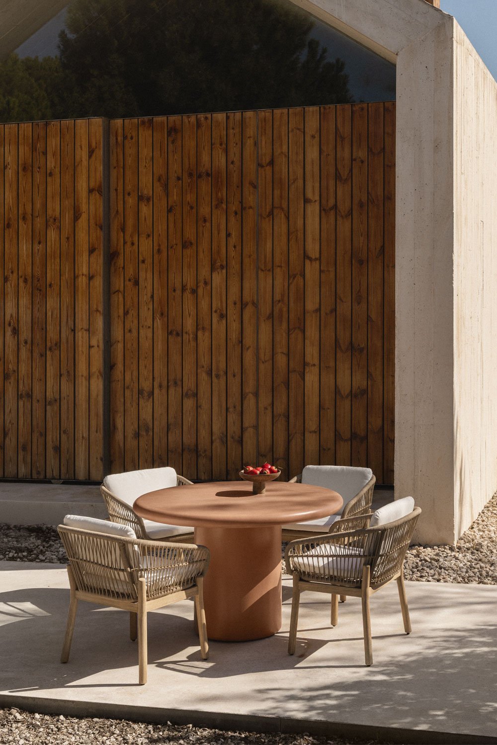 Set de mesa redonda Ø120 cm en cemento Namara y 4 sillas de jardín con reposabrazos en madera de acacia Karvia, imagen de galería 1