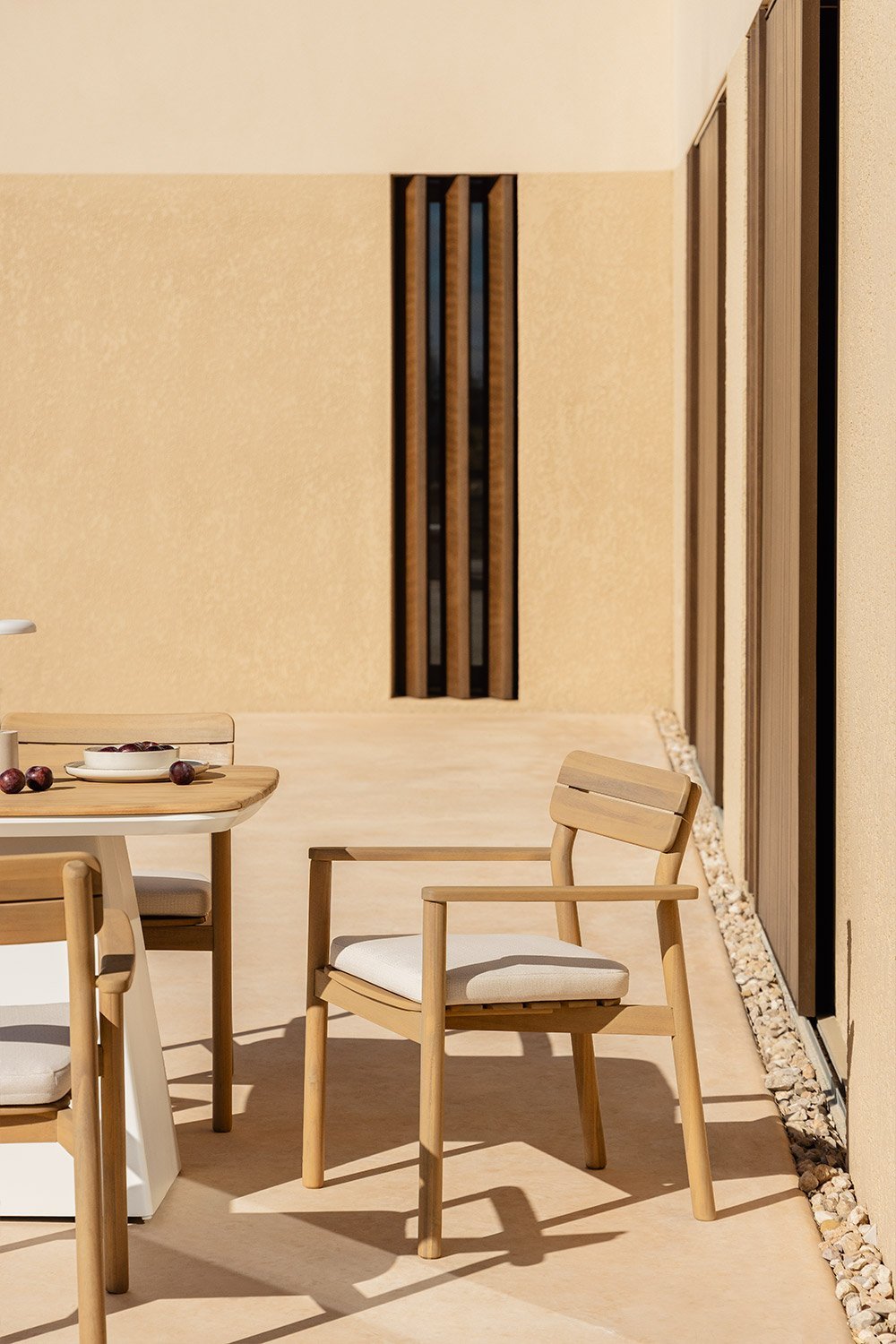 Silla de jardín con reposabrazos en madera de acacia Saira , imagen de galería 1