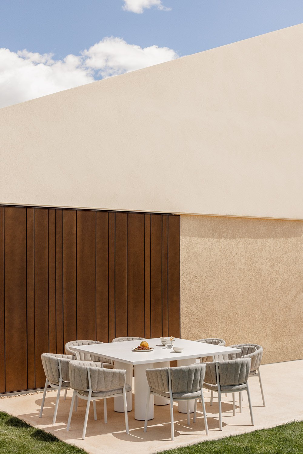 Set de mesa cuadrada 150x150 cm en cemento Lisboa y 8 sillas de jardín en aluminio y tela Roderise, imagen de galería 1