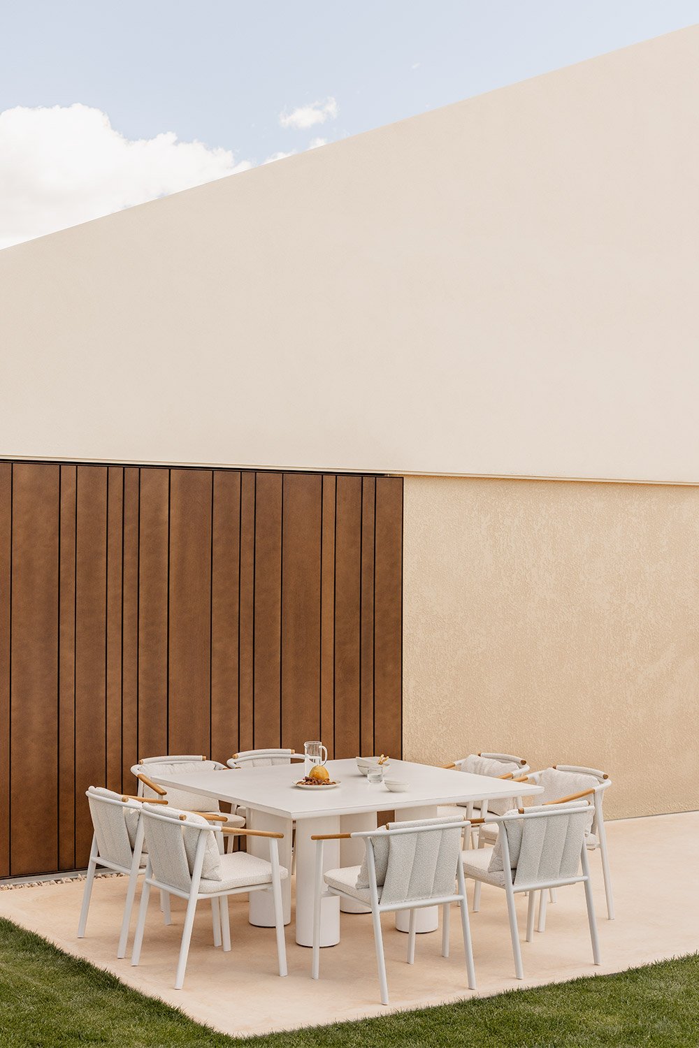Set de mesa cuadrada 150x150 cm en cemento Lisboa y 8 sillas de jardín en aluminio y tela bouclé Yervin, imagen de galería 1
