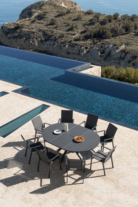 Set de mesa extensible redonda 145-200x145 cm Barces y 8 sillas de jardín apilables con reposabrazos en aluminio Karena