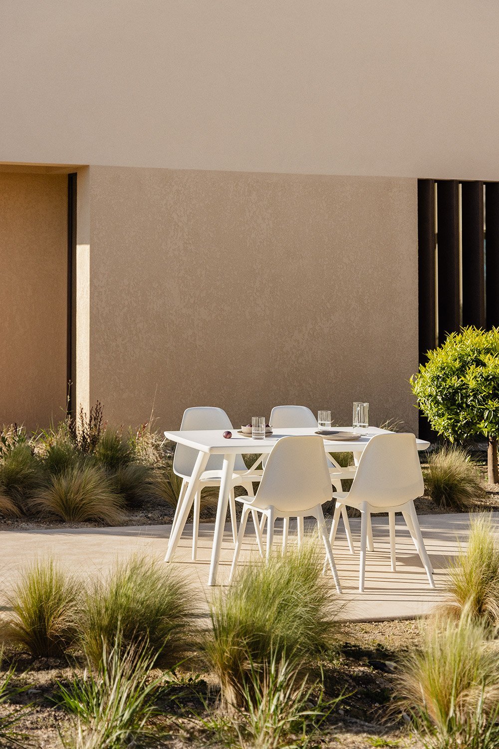 Set de mesa rectangular 135x80 cm y 4 sillas de jardín en polietileno Scand , imagen de galería 1