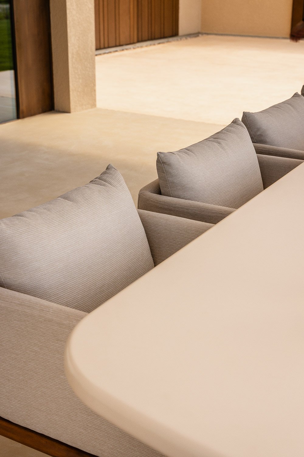 Mesa de jardín rectangular en cemento y madera de acacia Sirvon , imagen de galería 2