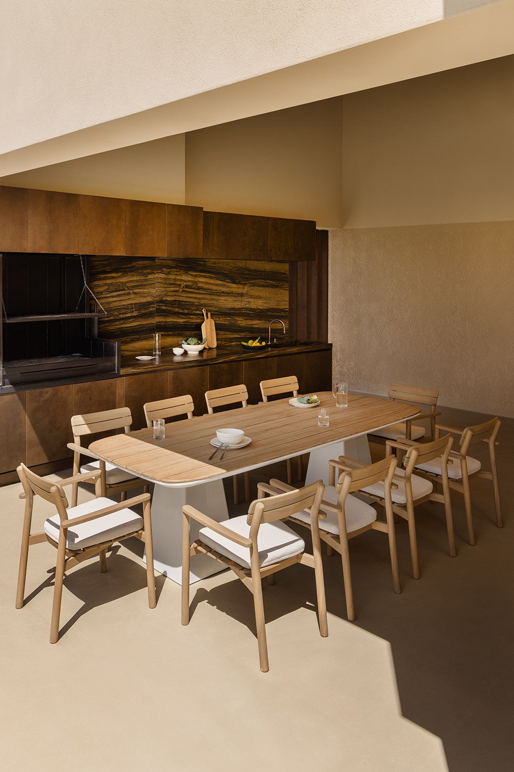 Set de mesa rectangular 260x110 cm en aluminio y madera de teca Inkeri y 10 sillas de jardín con reposabrazos en madera Saira, imagen de galería 1
