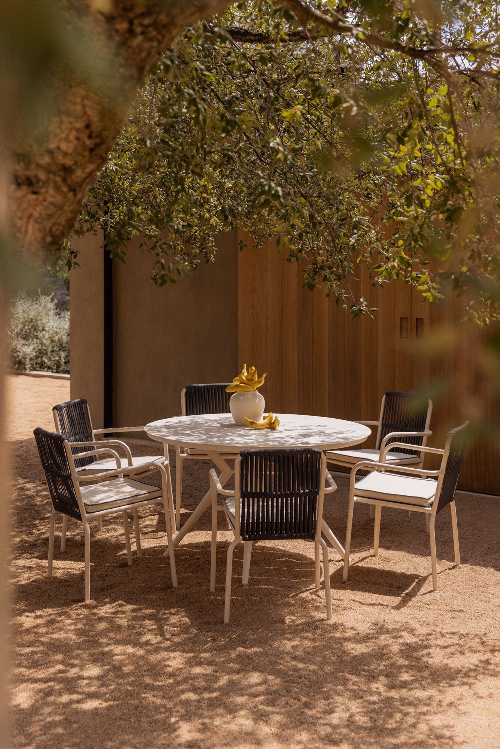Set de mesa redonda Ø125 cm Valerie y 6 sillas de jardín con reposabrazos en aluminio Alberta, imagen de galería 1