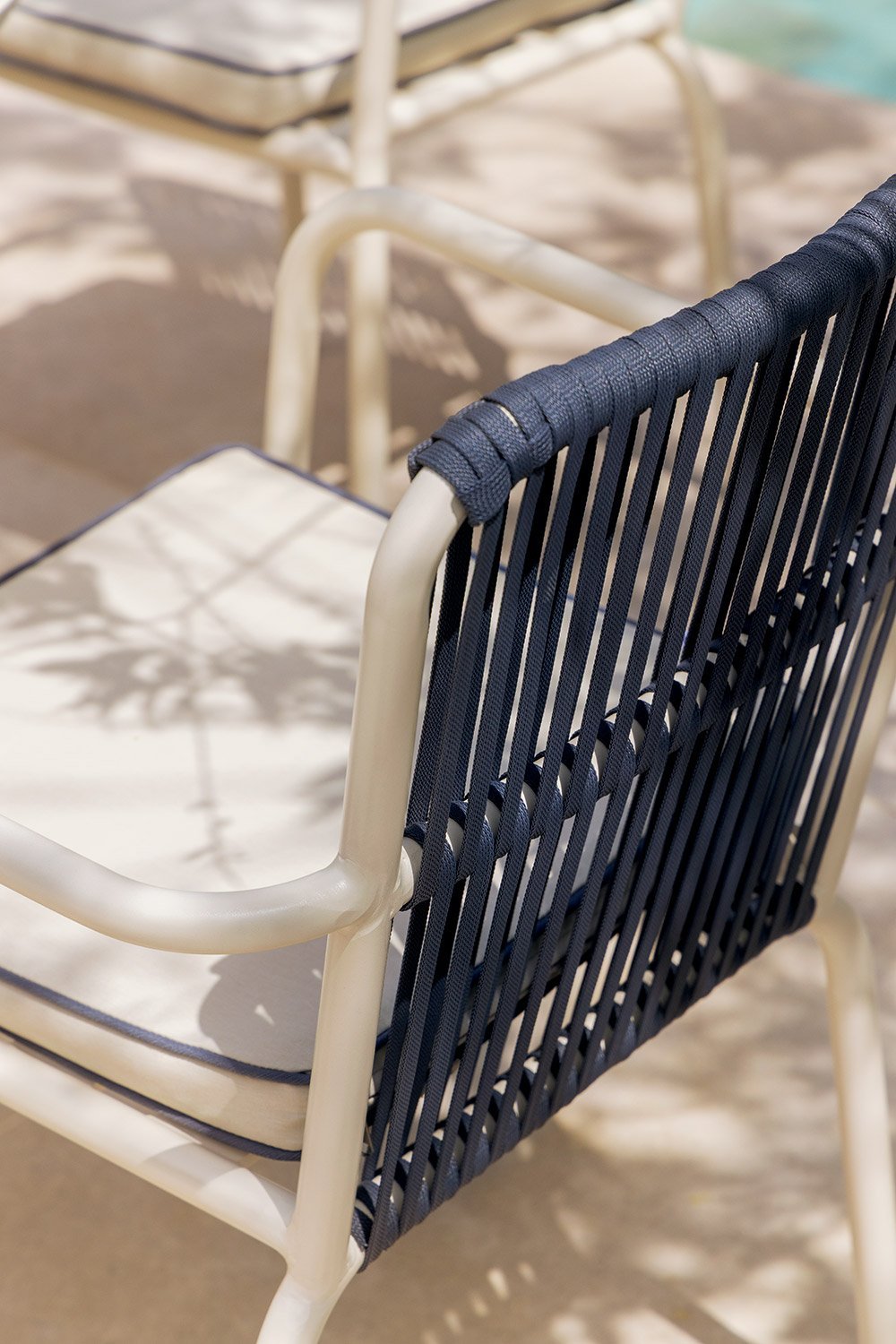 Silla de jardín apilable con reposabrazos en aluminio Alberta, imagen de galería 2