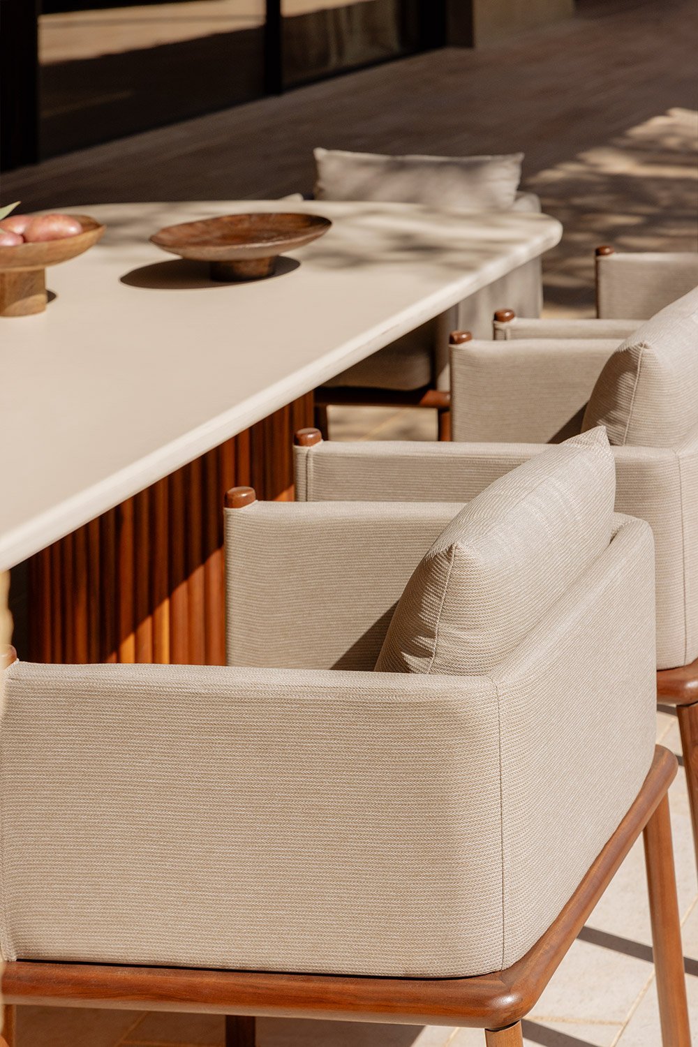 Silla de jardín con reposabrazos en madera de acacia Olivia, imagen de galería 3