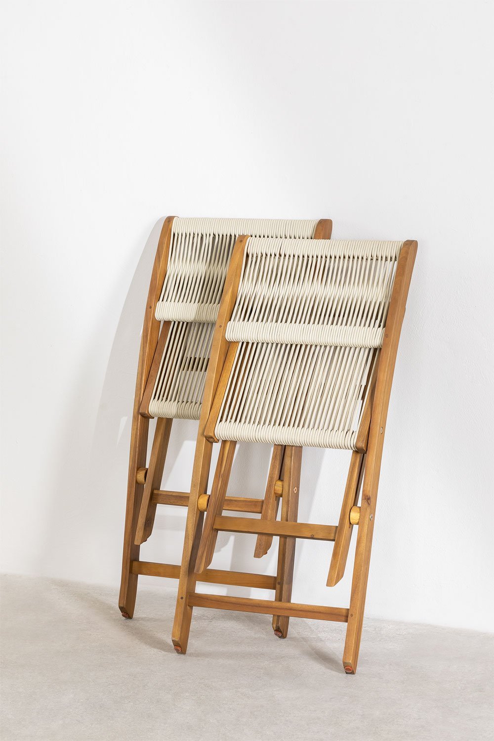 Set de mesa redonda Ø60 cm y 2 sillas de jardín plegables en madera de acacia Delawer Classic, imagen de galería 10