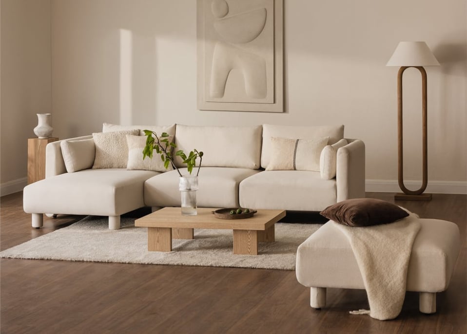 Sofá modular chaise longue izquierdo de 3 piezas y puff en tela bouclé Artemisa