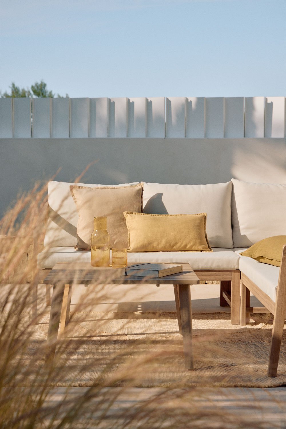 Conjunto de jardín con sofá esquinero y mesa auxiliar en madera de acacia Kaela, imagen de galería 2