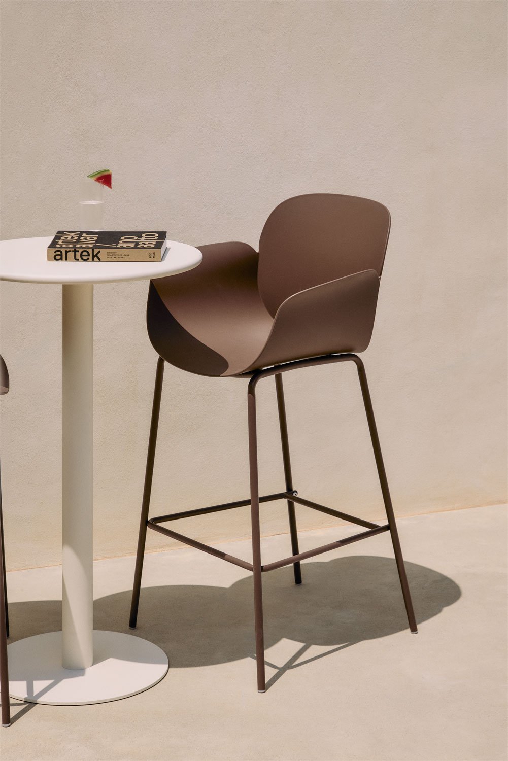 Taburete alto de jardín 75 cm en polipropileno y hierro marrón caramelo Lynette, imagen de galería 1
