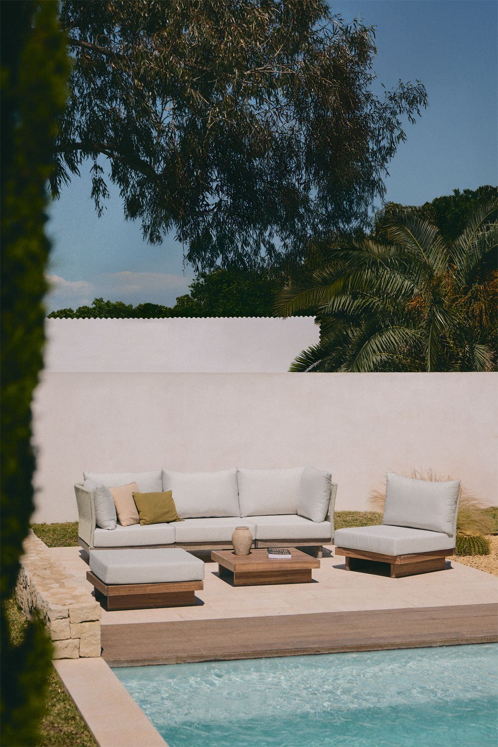 Conjunto de jardín con sofá modular rinconera de 4 piezas, mesa de centro y puff en madera de acacia Dailin, imagen de galería 1