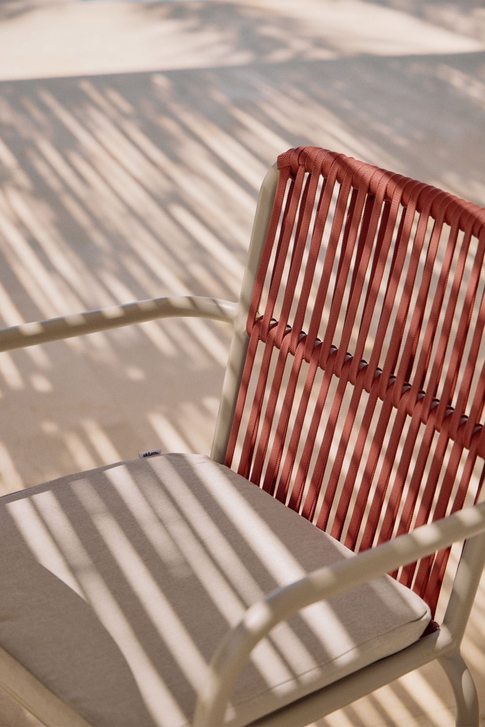 Silla de jardín apilable con reposabrazos en aluminio Alberta, imagen de galería 2