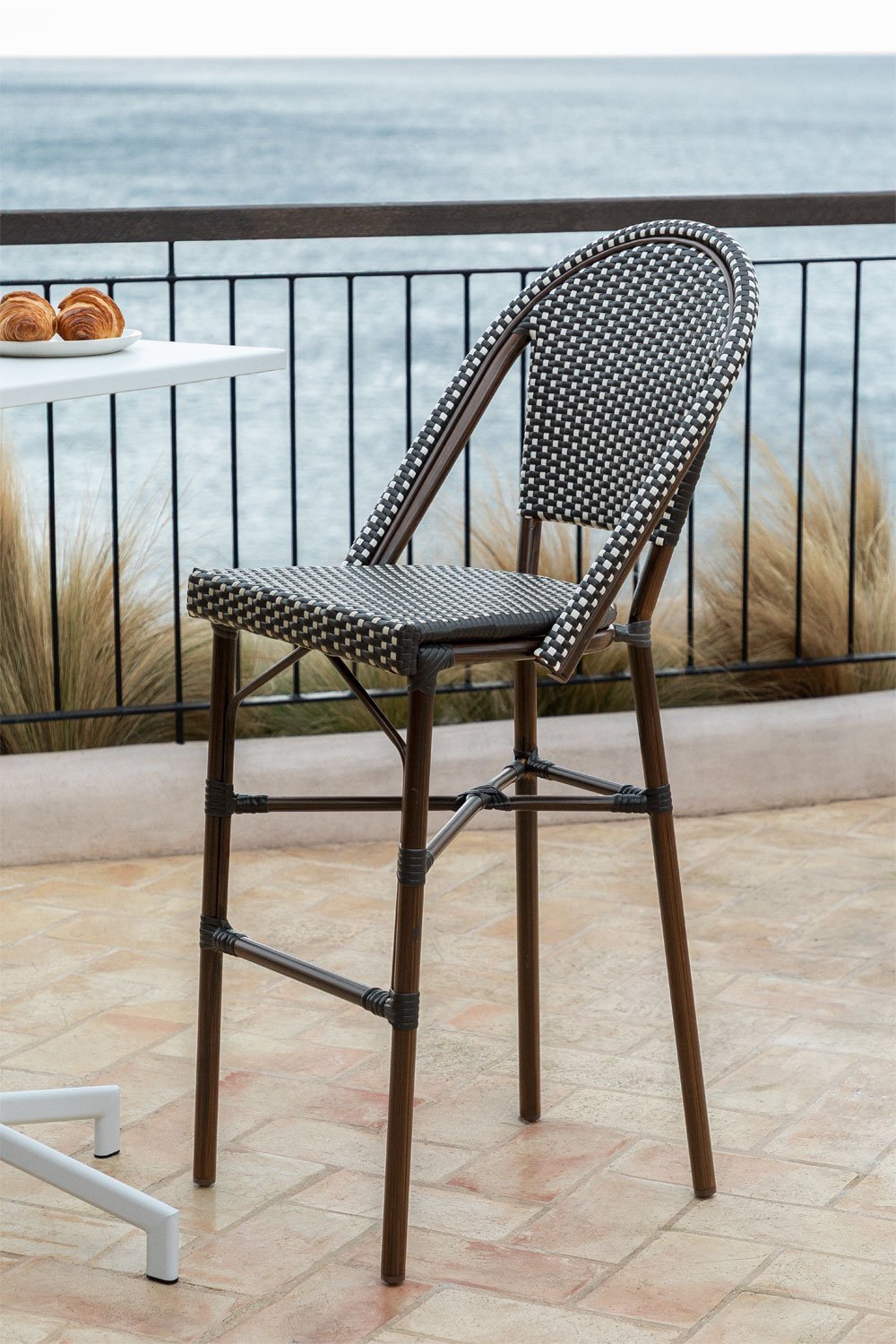 Taburete alto de jardín 75 cm apilable con respaldo en aluminio y ratán sintético gris grafito Brielle Bistro, imagen de galer&iacute;a 1