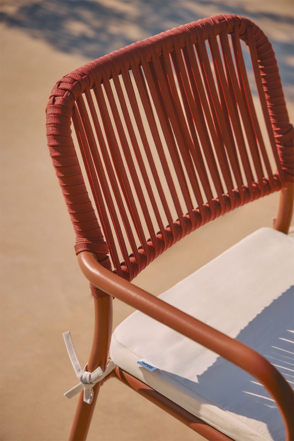 Silla de jardín apilable con reposabrazos en aluminio y cuerda trenzada Arhiza           , imagen de galería 2