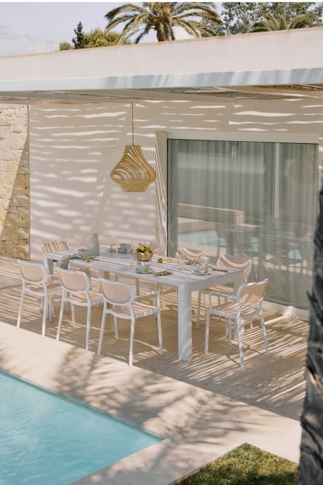 Set de mesa rectangular (220x100 cm) Arnadine y 8 sillas de jardín apilables con reposabrazos Omara