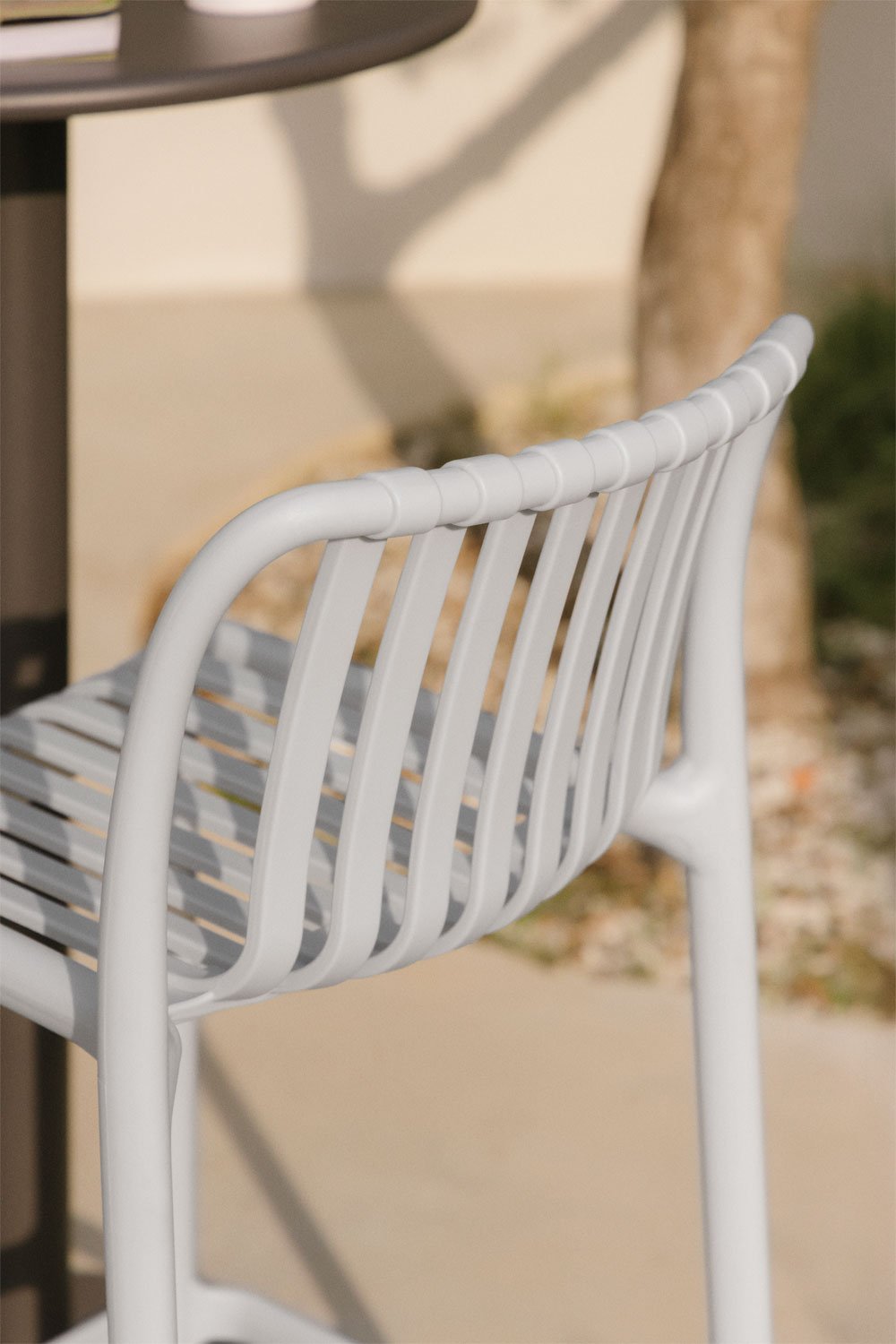 Taburete alto de jardín 75 cm apilable en polipropileno gris claro Wendell, imagen de galería 2