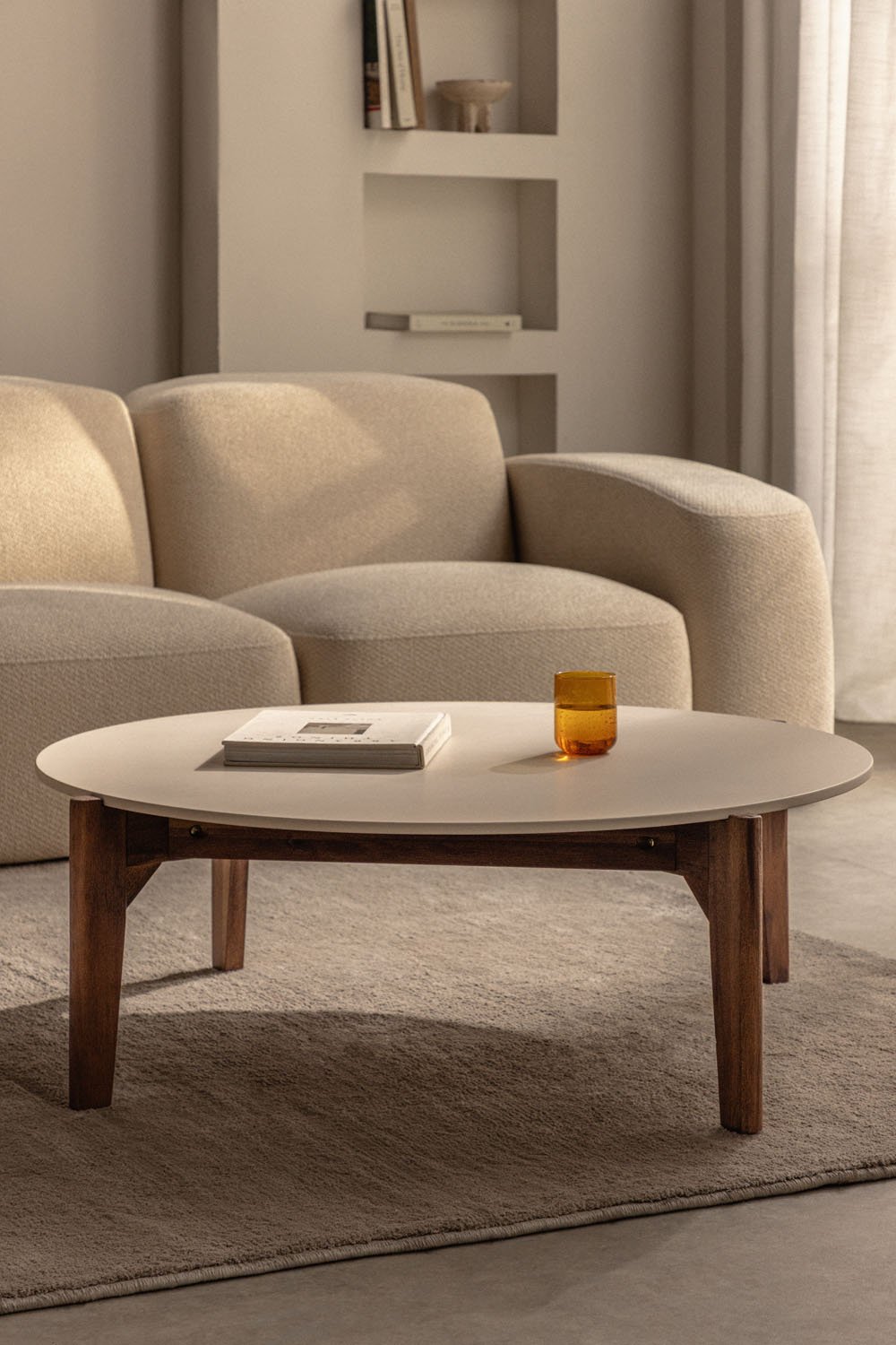Mesa de Centro Redonda en cemento y madera de acacia Xajul, imagen de galería 1