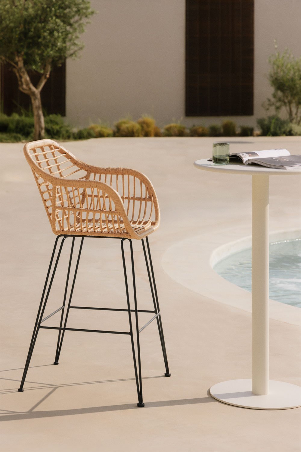 Pack de 2 taburetes altos de jardín 75 cm en ratán sintético y hierro negro Eska, imagen de galería 1