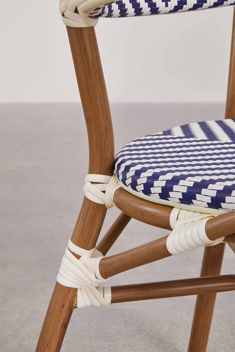 Silla de jardín apilable con reposabrazos en aluminio Brielle Bistro, imagen de galería 5