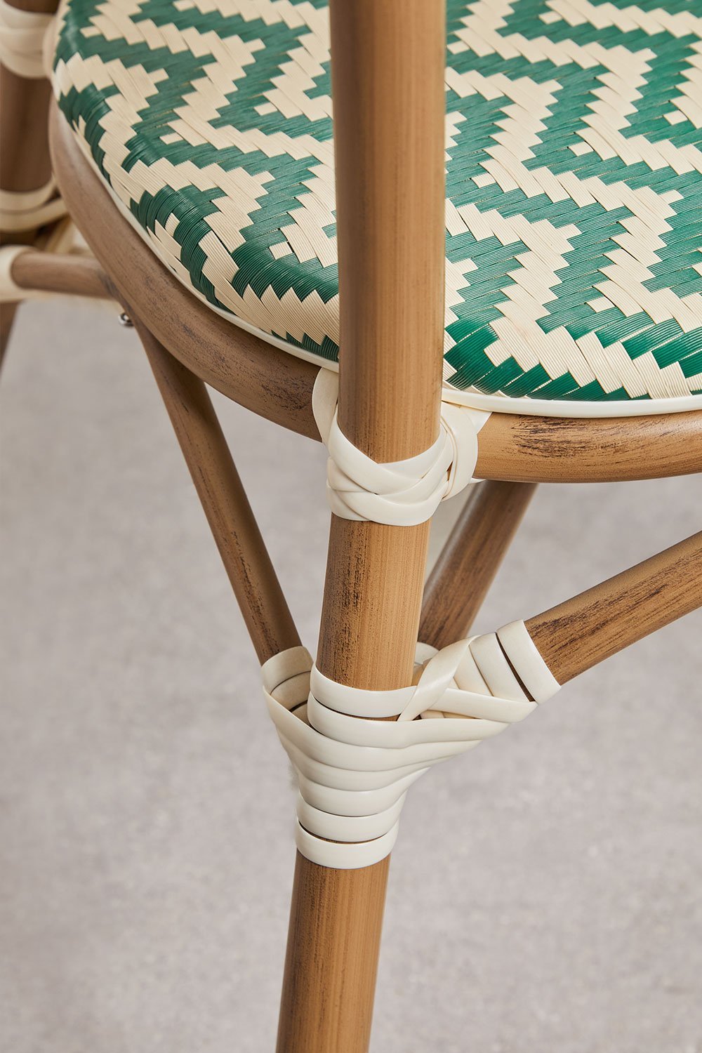 Silla de jardín apilable con reposabrazos en aluminio Brielle Bistro, imagen de galer&iacute;a 6