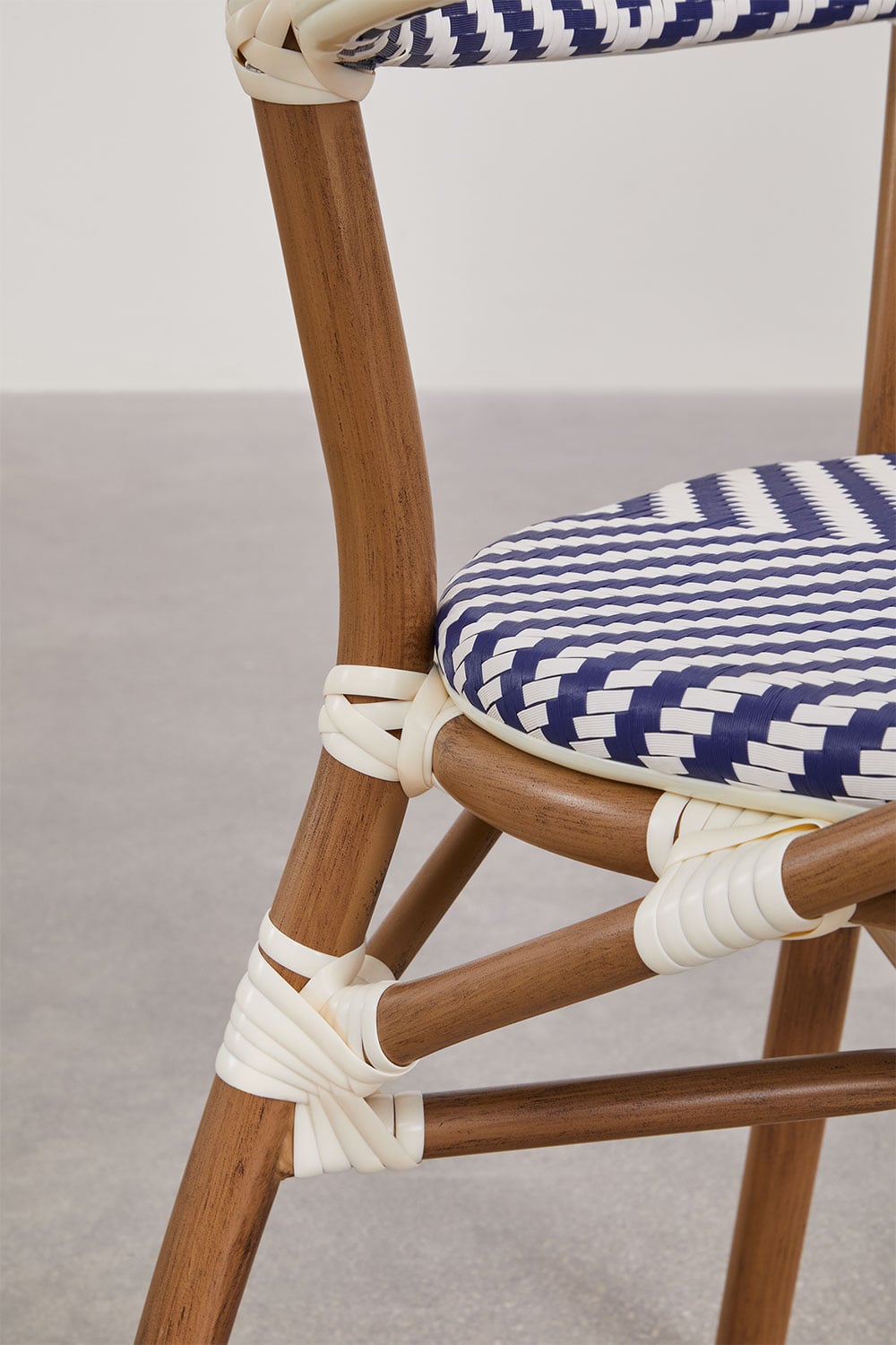 Pack de 4 sillas de jardín apilables con reposabrazos en aluminio Brielle Bistro, imagen de galer&iacute;a 5