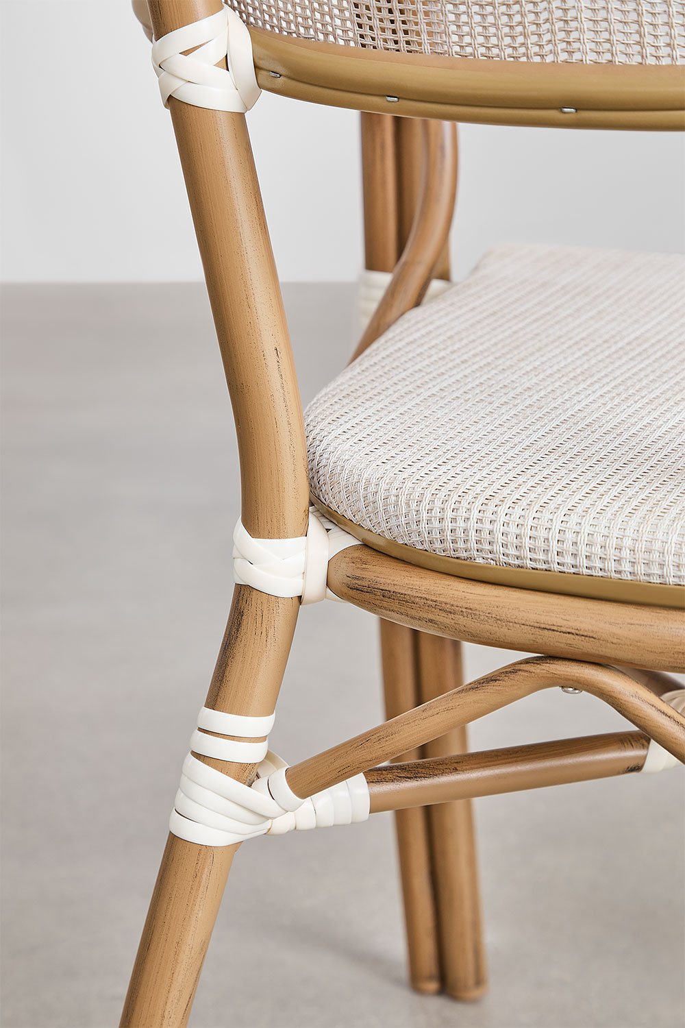 Silla de comedor apilable con reposabrazos en aluminio Brielle Bistro, imagen de galer&iacute;a 4