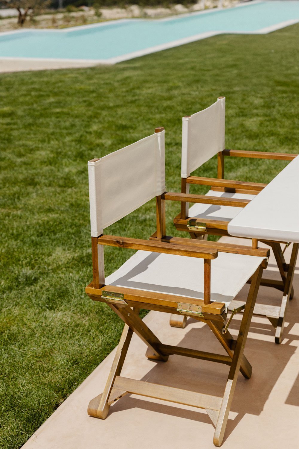 Set de mesa cuadrada 150x150 cm en cemento Lisboa y 8 sillas de director plegable de jardín en madera Ridley, imagen de galería 2