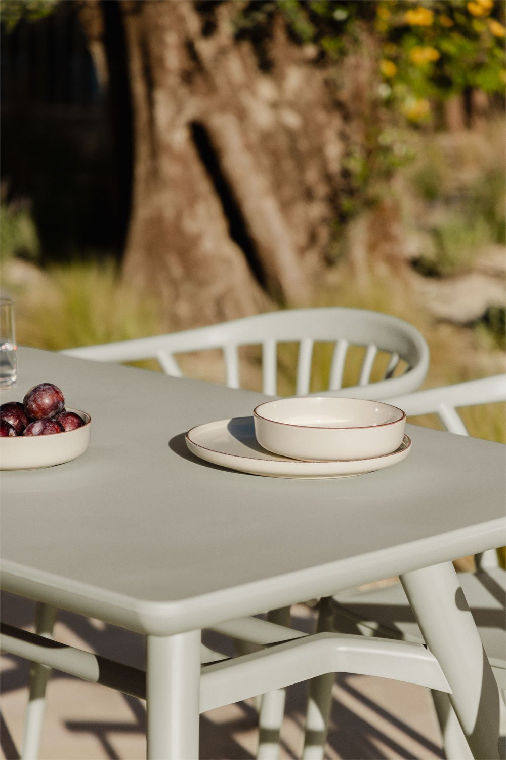 Set de mesa rectangular 135x80 cm  Scand y 4 sillas de jardín con reposabrazos en polipropileno Ivor , imagen de galería 2