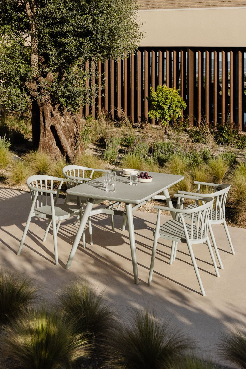Set de mesa rectangular 135x80 cm  Scand y 4 sillas de jardín con reposabrazos en polipropileno Ivor , imagen de galería 1