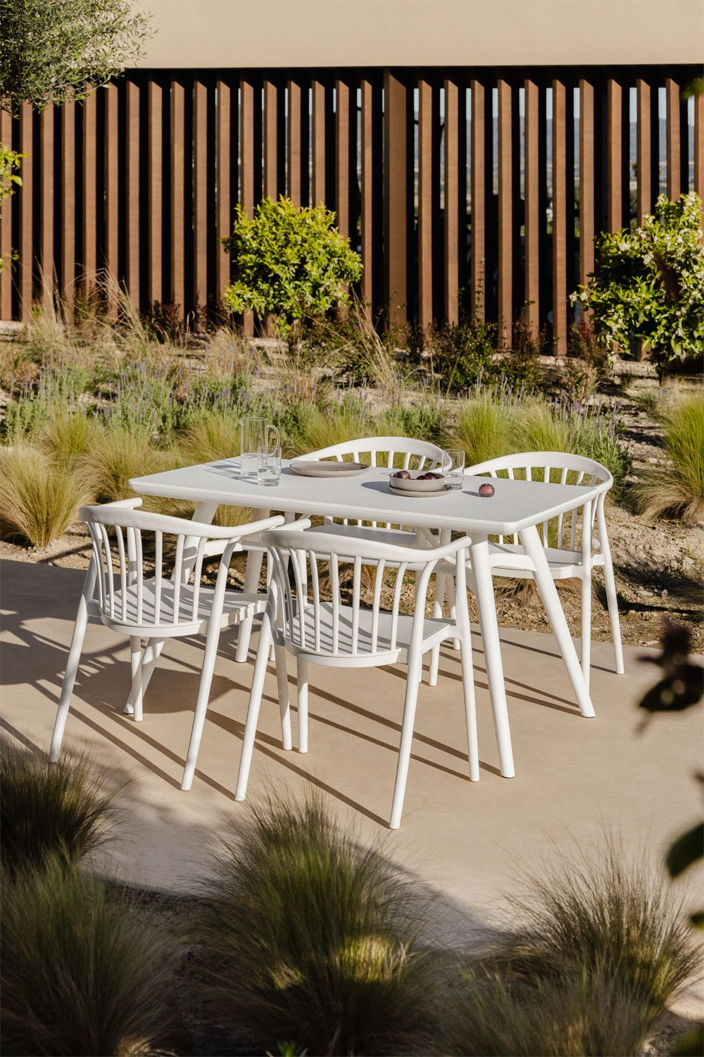 Set de mesa rectangular 135x80 cm en polipropileno Scand y 4 sillas de jardín con reposabrazos Ivor, imagen de galería 1