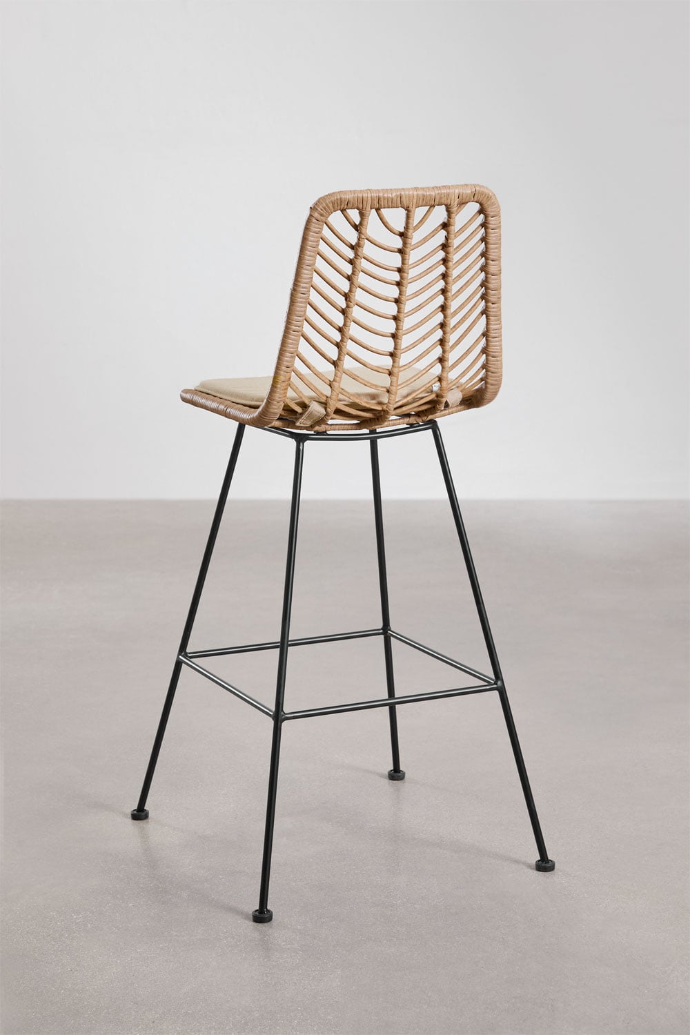 Pack de 2 taburetes altos 65 cm en ratán sintético acabado natural y patas blancas Gouda Natural, imagen de galer&iacute;a 3