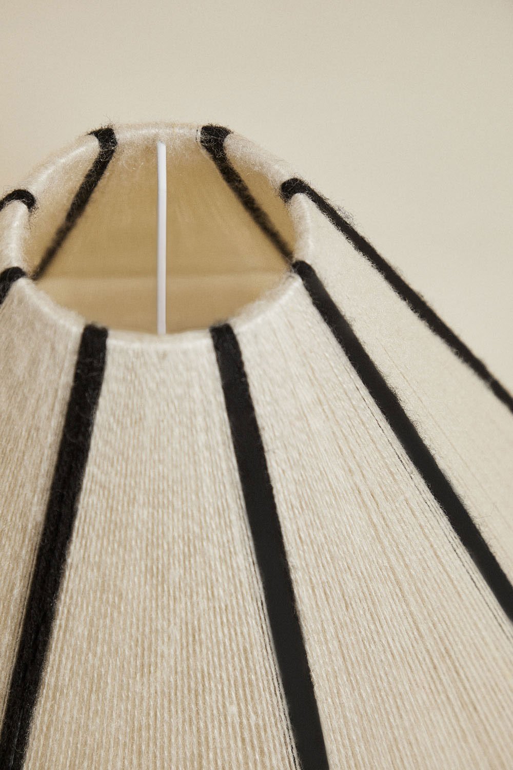 Lámpara de mesa en madera de mango Tiberia, imagen de galer&iacute;a 4