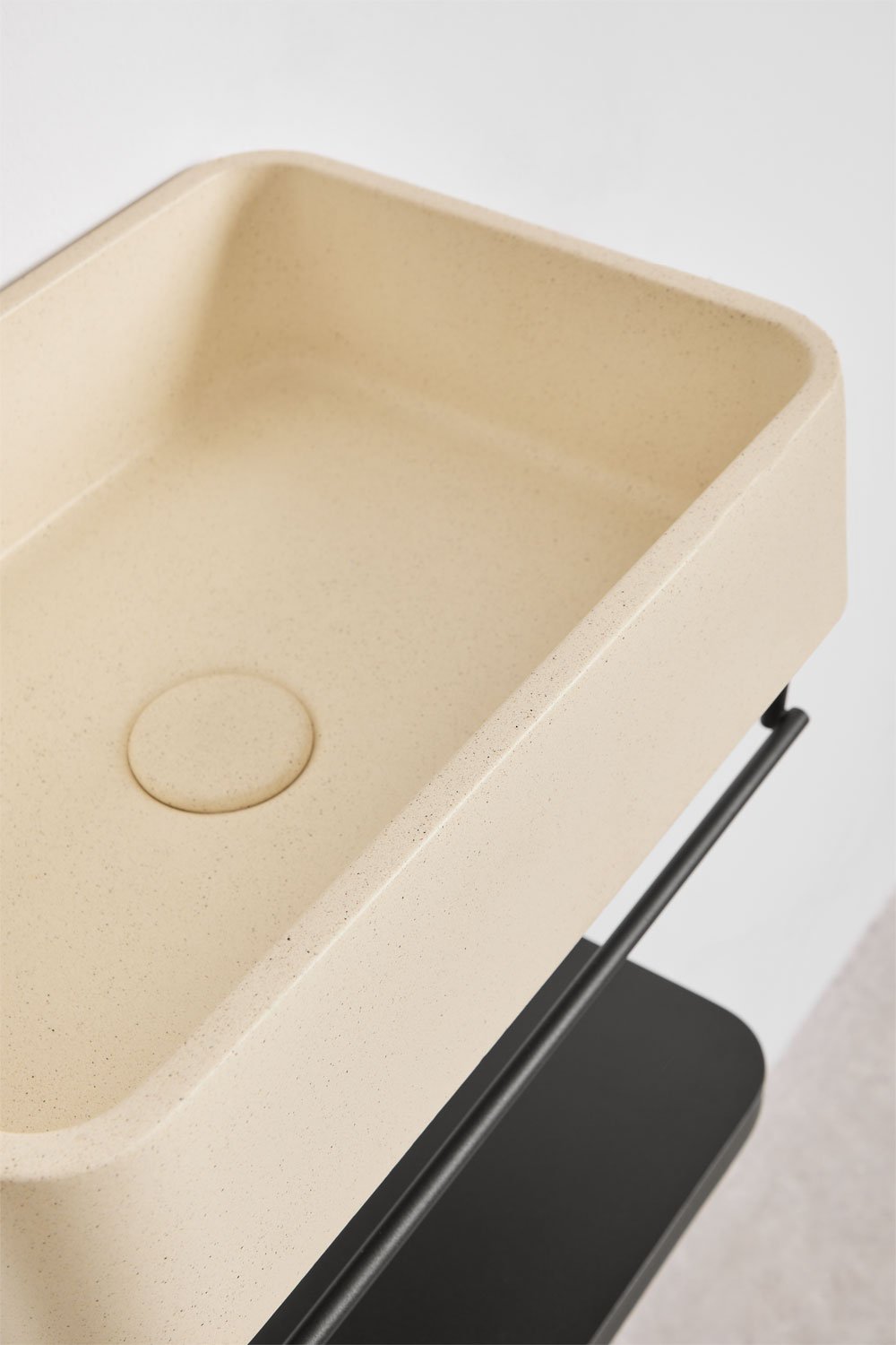 Lavabo rectangular 40x30 cm con toallero integrado en cemento y metal Korab, imagen de galería 2