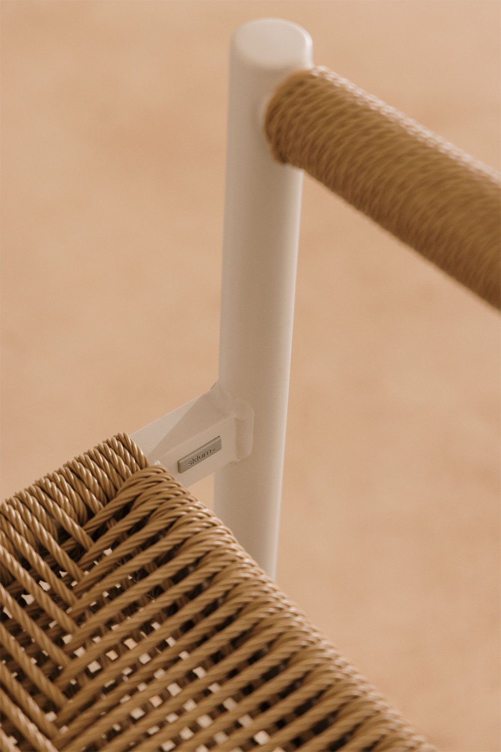Silla de comedor apilable con reposabrazos en aluminio y ratán sintético Amatria , imagen de galería 2
