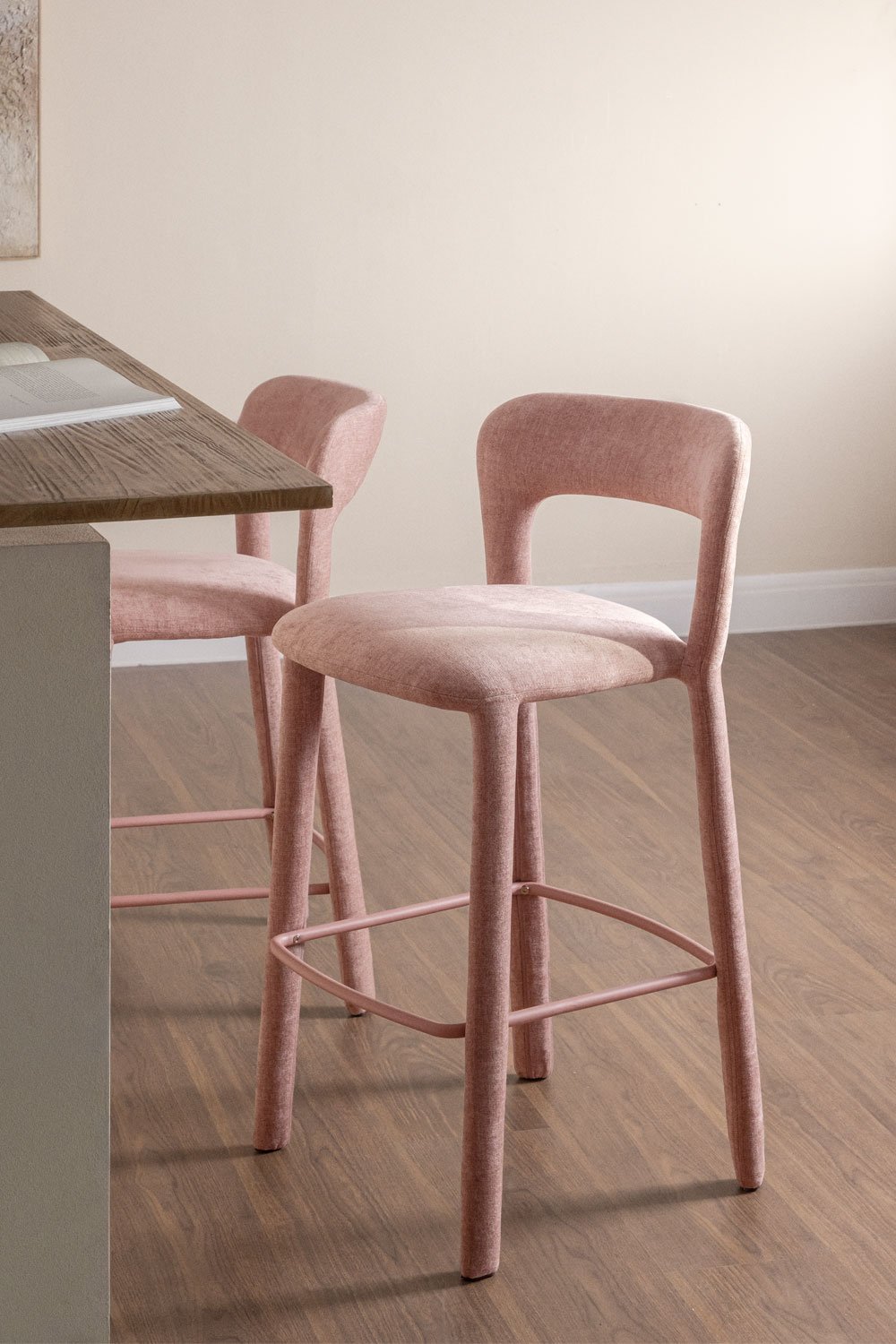 Pack de 2 taburetes altos 75 cm con respaldo en tela chenilla rosa cuarzo Brusel, imagen de galería 1