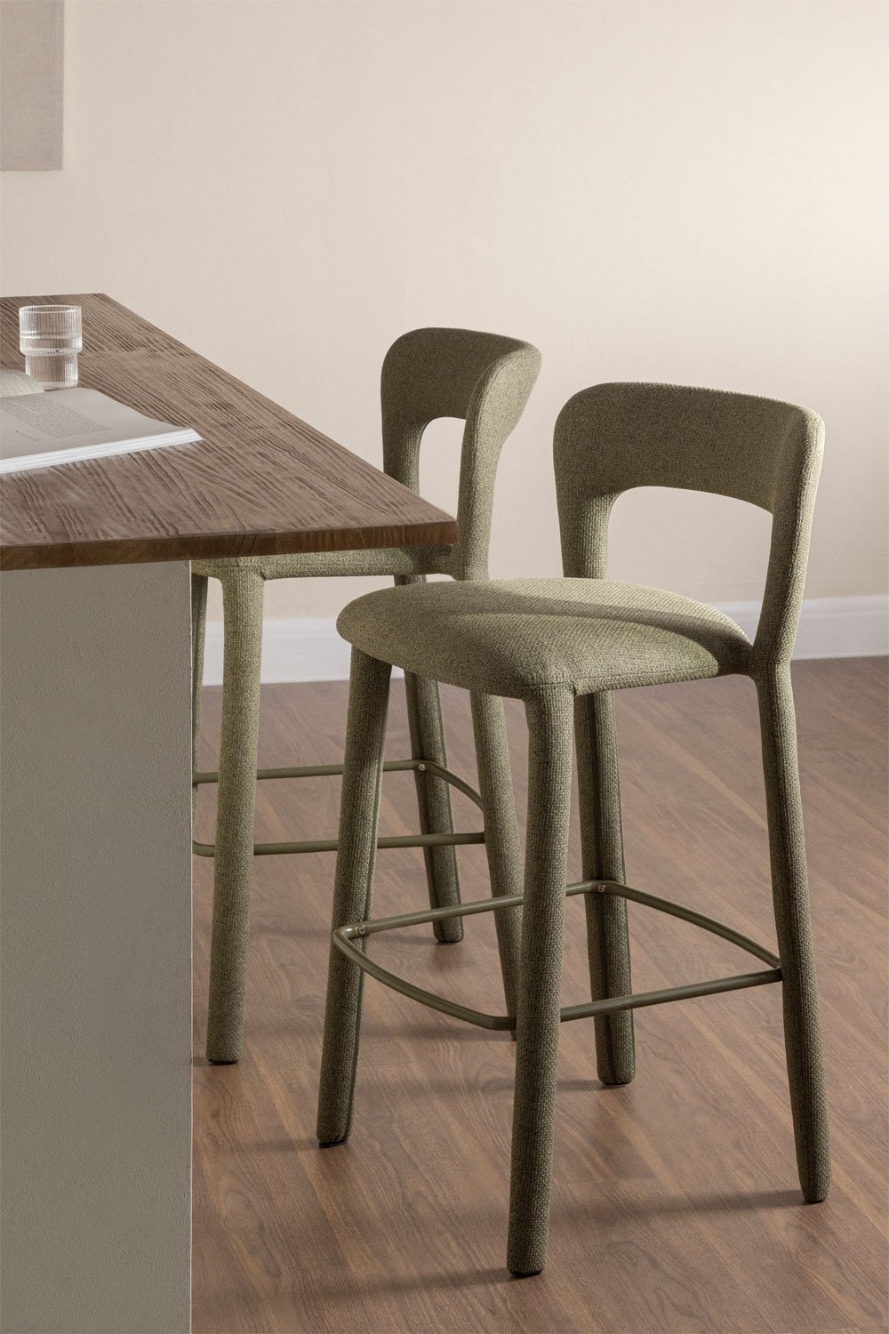 Taburete alto 75 cm con respaldo en tela verde salvia Brusel, imagen de galería 1