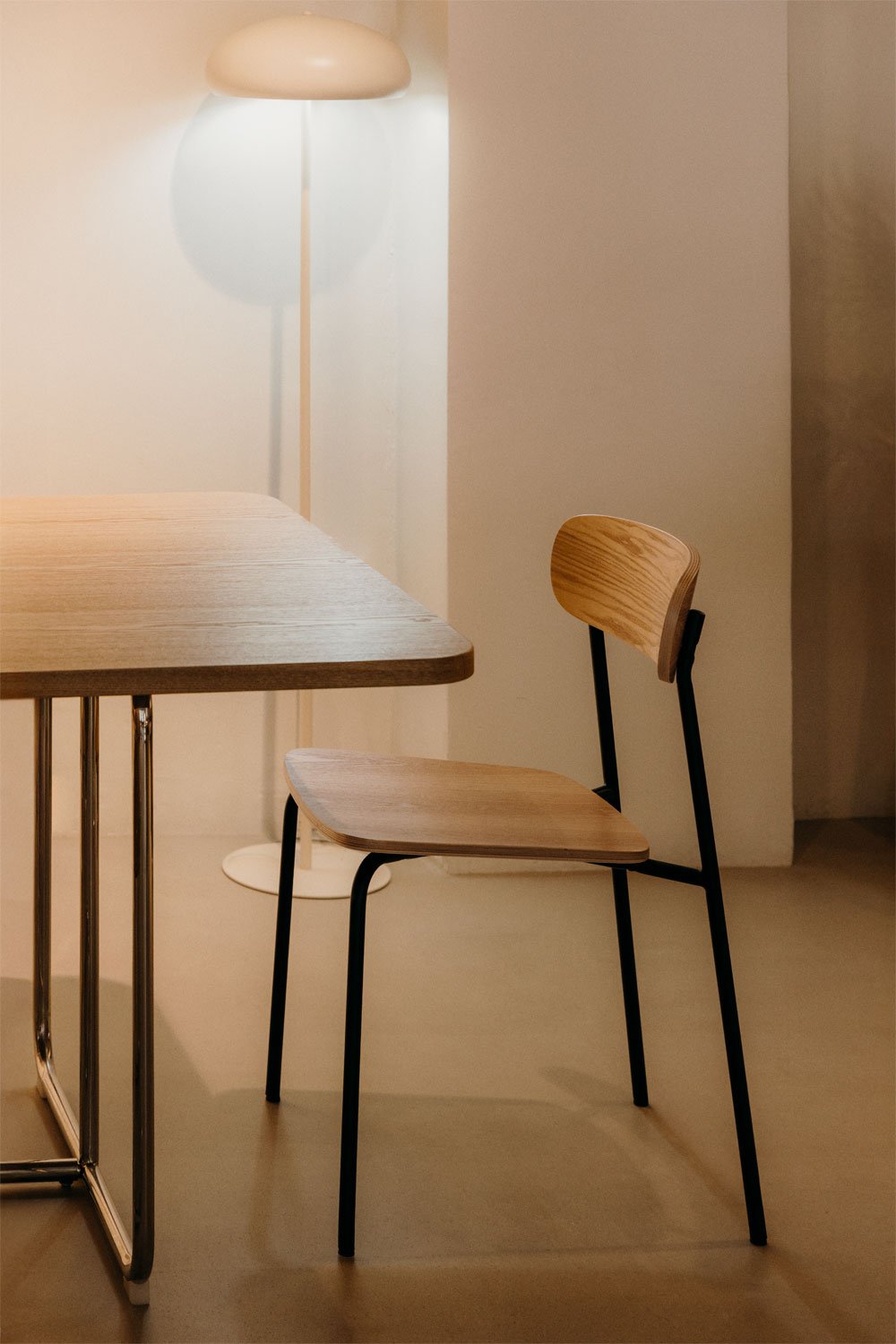 Pack de 4 sillas de comedor apilables en hierro y madera Wilpier, imagen de galería 1