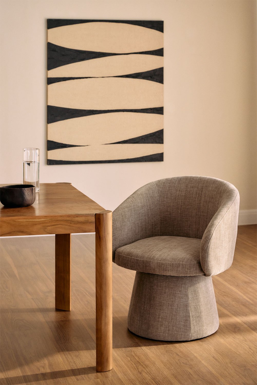 Silla de comedor giratoria con reposabrazos tapizada Flavian, imagen de galería 1