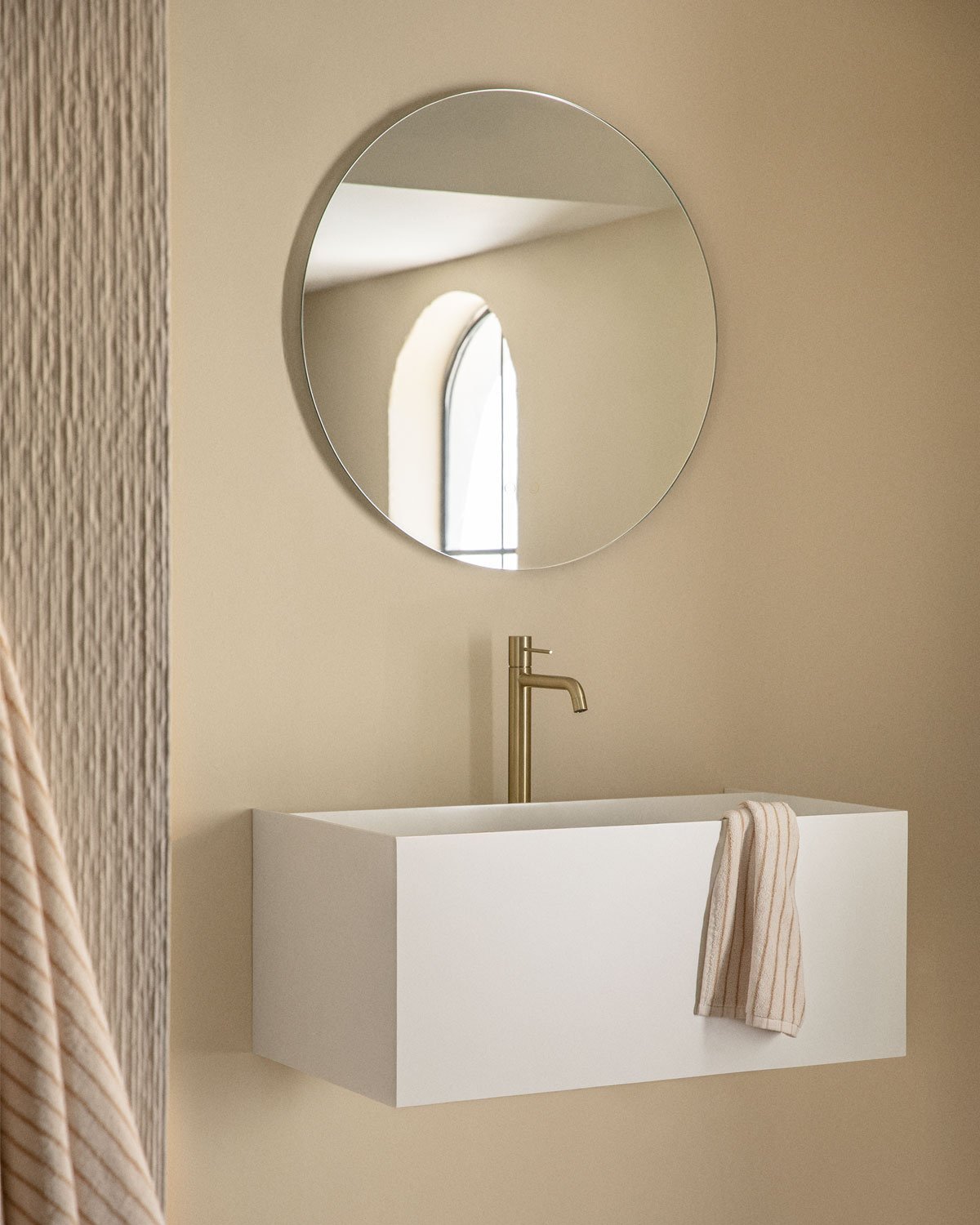 Conjunto de mueble de baño en resina con lavabo integrado y luz LED Nerine, imagen de galería 1