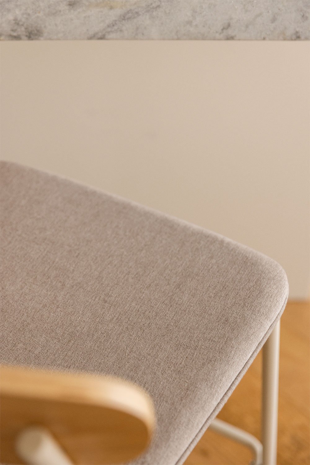 Taburete alto 65cm en hierro acabado blanco gardenia, tela blanco roto y madera Wilpier, imagen de galería 2