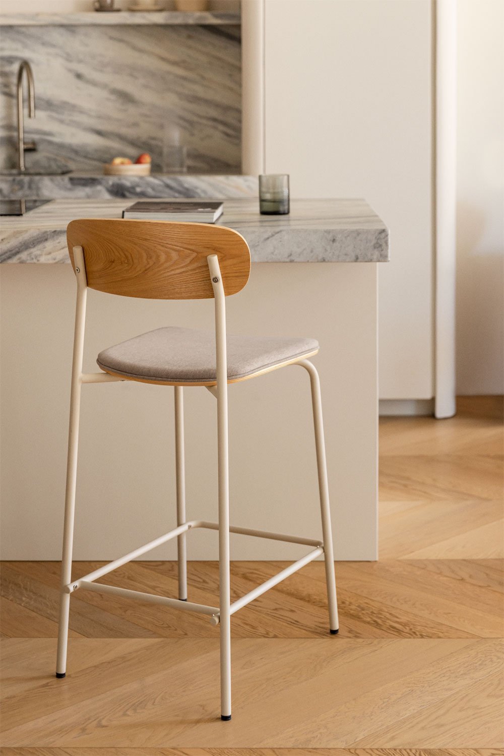 Taburete alto 65cm en hierro acabado blanco gardenia, tela blanco roto y madera Wilpier, imagen de galería 1