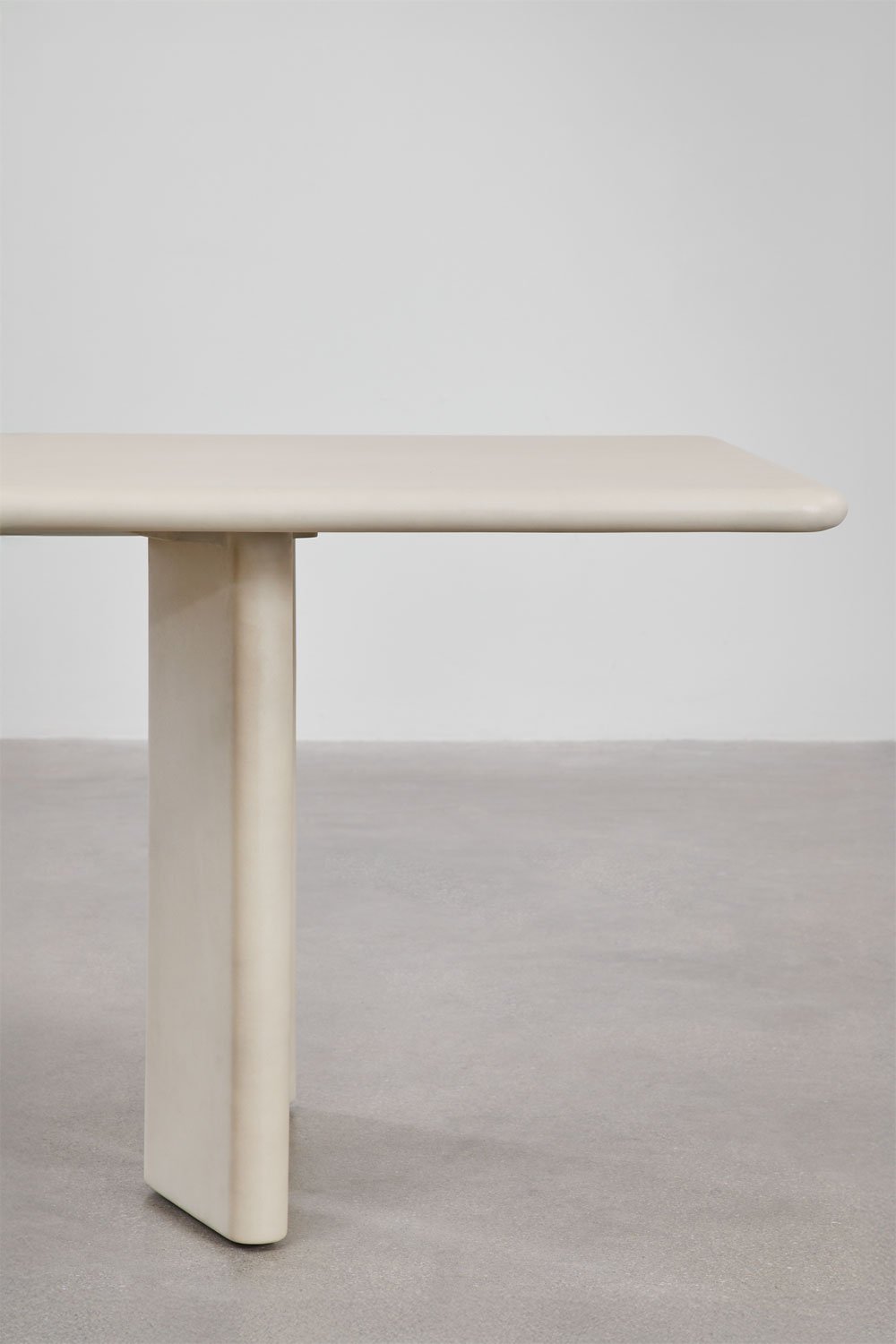 Set de mesa rectangular 240x100 cm en cemento Chelsea y 10 sillas de jardín con reposabrazos en madera de acacia Saira, imagen de galería 4