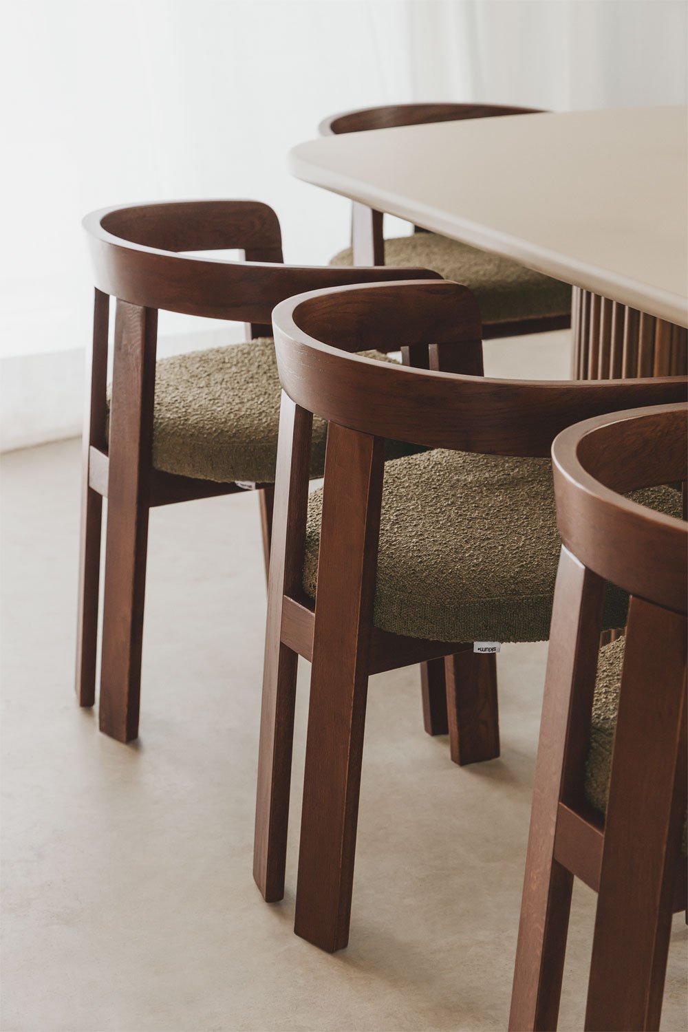 Silla de comedor con reposabrazos en madera y tapizada Yvone, imagen de galería 2