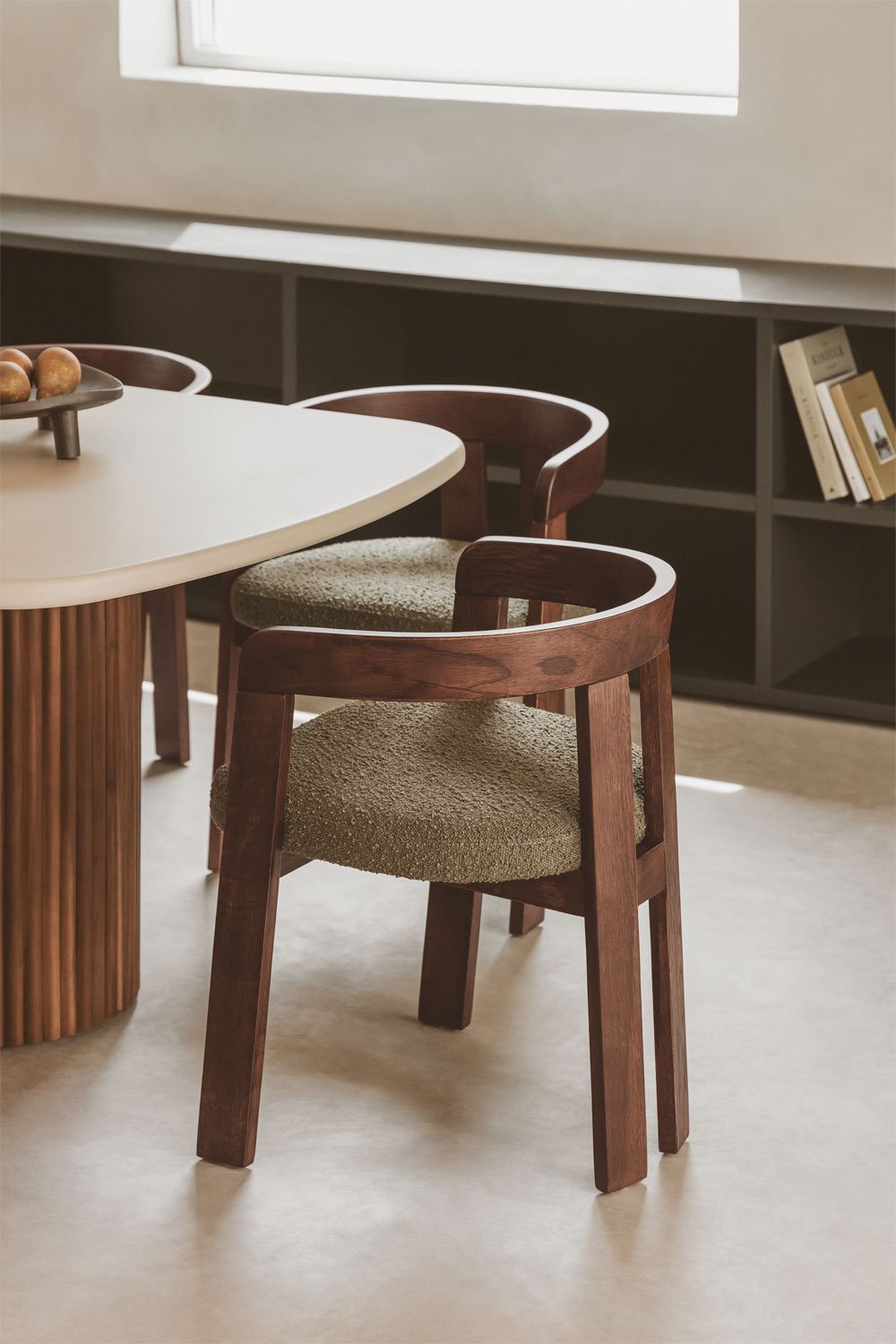 Silla de comedor con reposabrazos en madera y tapizada Yvone, imagen de galería 1