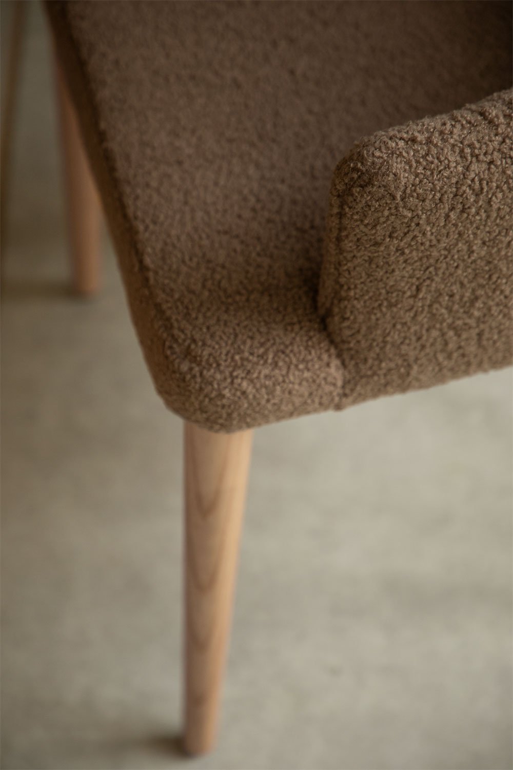 Silla de comedor con reposabrazos en borreguito Banfil, imagen de galería 2