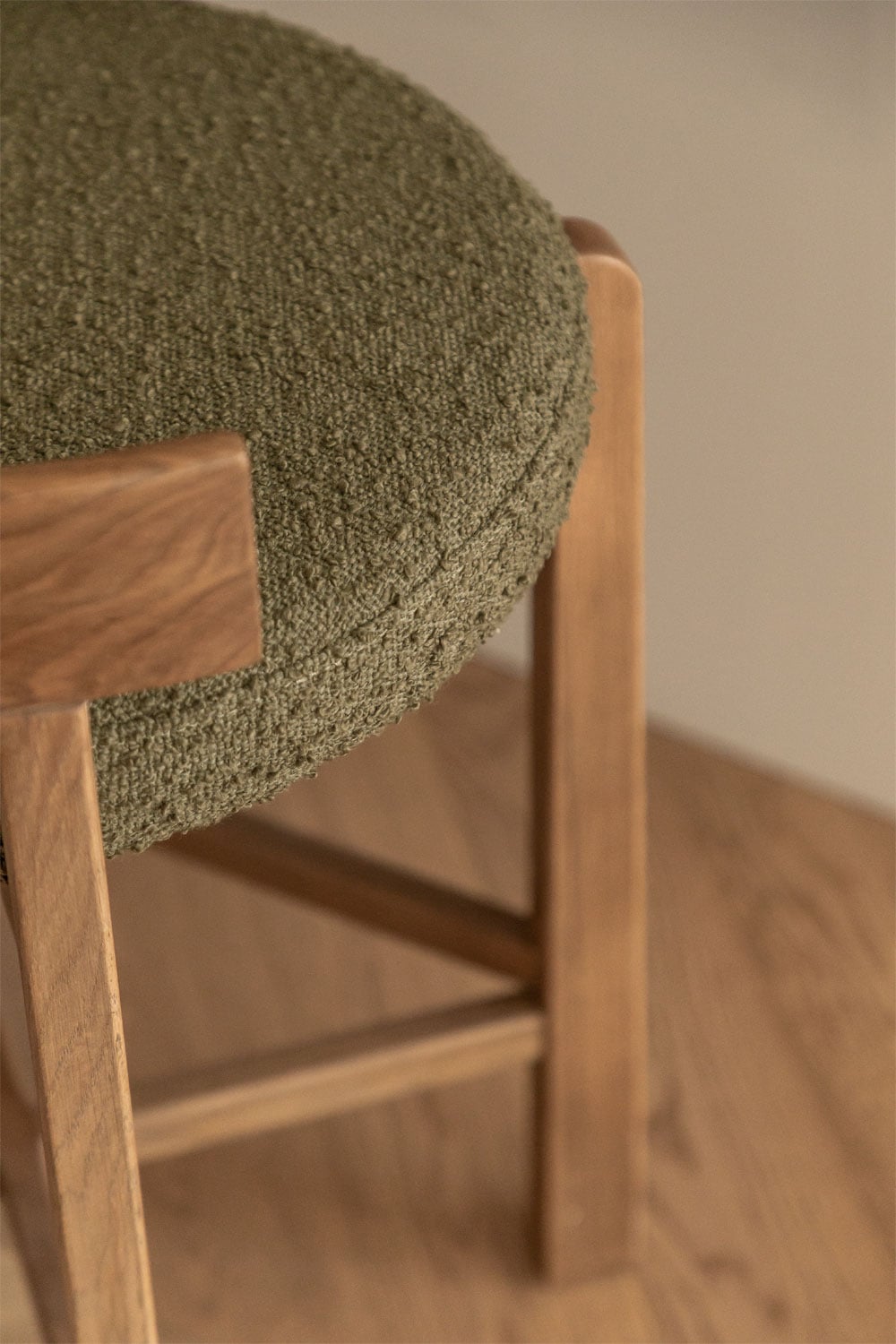 Pack de 2 taburetes altos 65 cm en madera de roble acabado natural y tela bouclé verde army Manila, imagen de galer&iacute;a 2