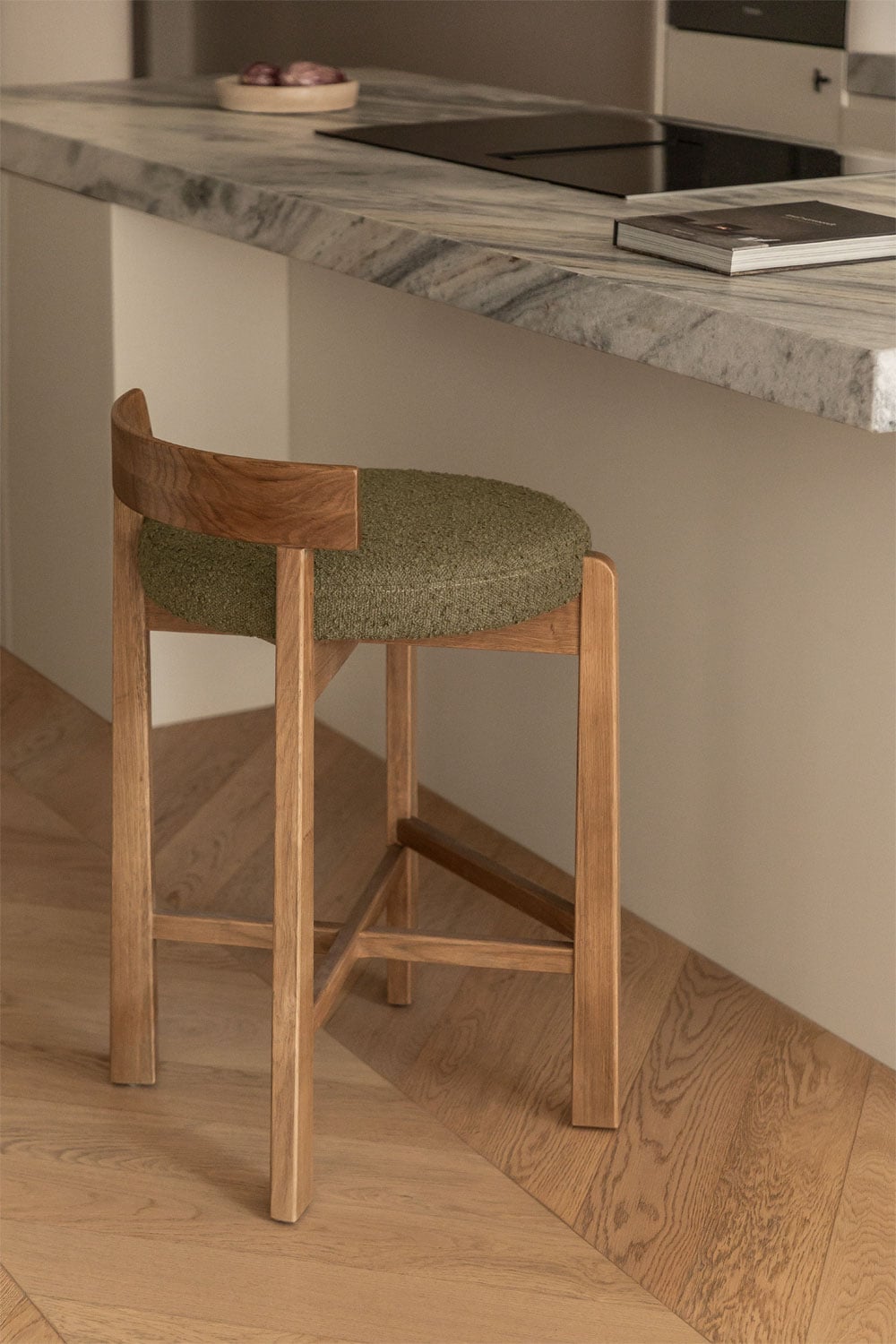 Pack de 2 taburetes altos 65 cm en madera de roble acabado natural y tela bouclé verde army Manila, imagen de galer&iacute;a 1