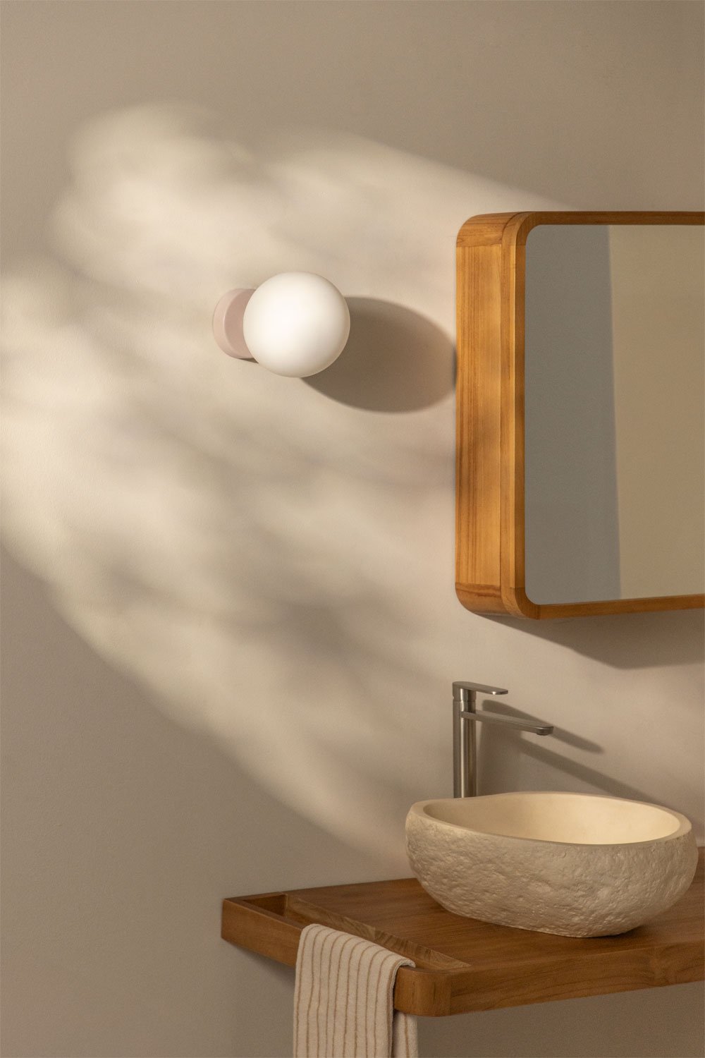 Aplique de pared para baño en acero inoxidable con bola de cristal Uvol Traditional, imagen de galería 1